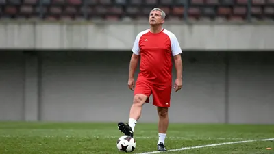 Le directeur sportif Loïc Désiré explique que le club a recruté des profils de capitaines comme Thomasson et Cresswell...