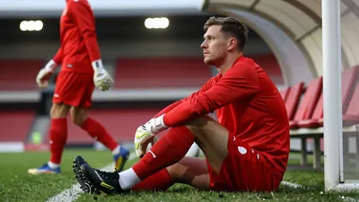Le gardien du Stade Rennais, 32 ans, n'a pas été rappelé en équipe de France et est resté sur le banc du club malgré...