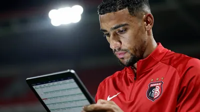 La LFP a programmé Lyon à l'extérieur le 19 septembre et Auxerre à domicile le 11 octobre pour l'OM, dans un calendrier...